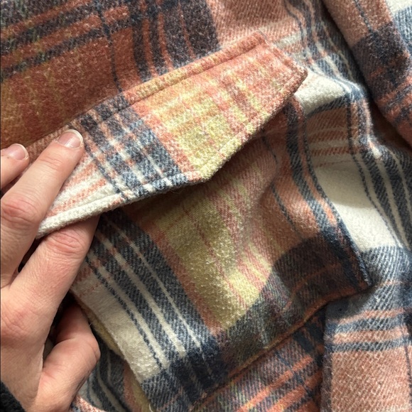 Plaid Button-Up flannel/shacket - Picture 5 of 7
